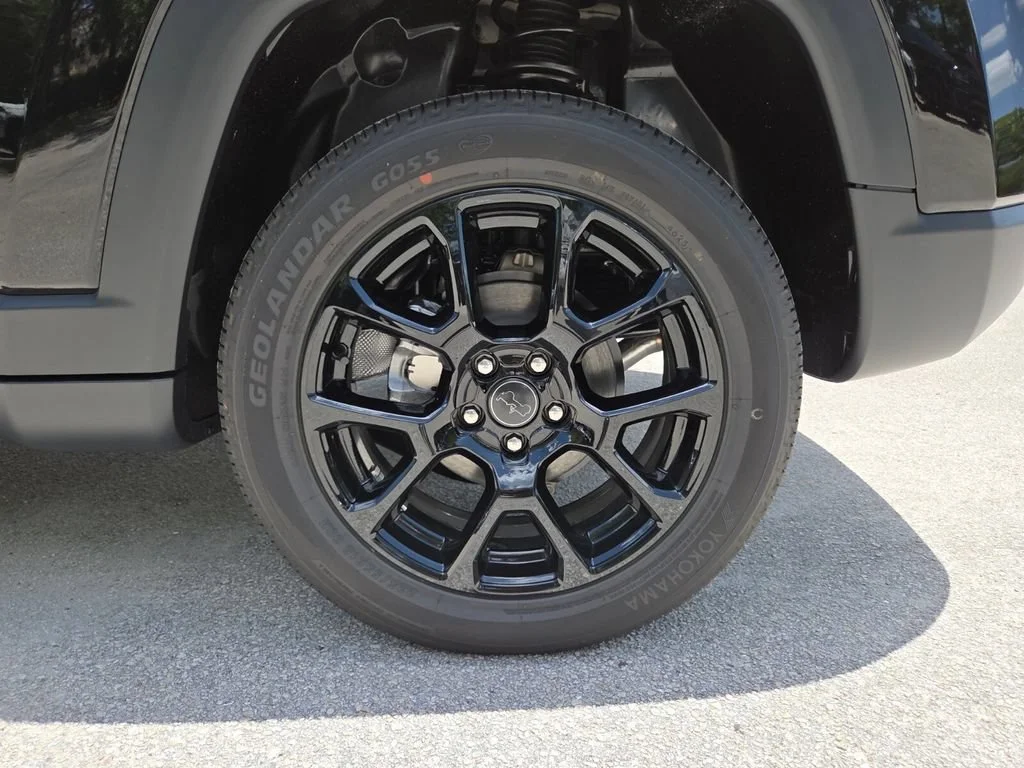 New 2026 Diamond Black Crystal Pearl-Coat Exterior Paint Jeep Latitude Altitude image 19