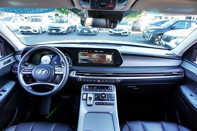 Used 2025 Silver Hyundai SEL Premium image 20