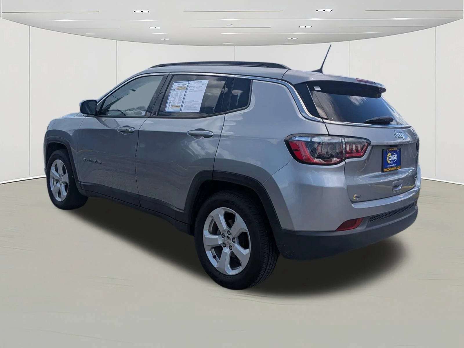 Used 2021  Jeep Latitude image 5