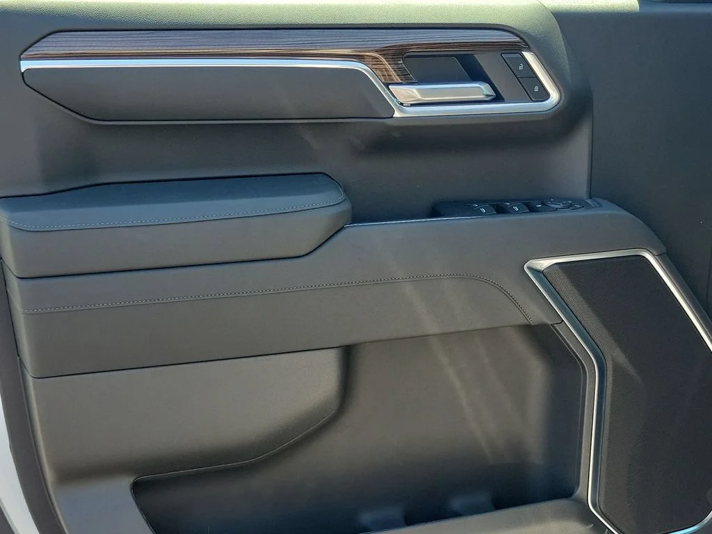 New 2026 Summit White Chevrolet LT (2FL) image 20