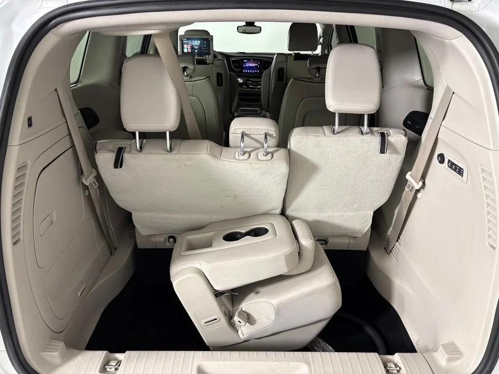 Used 2017 White Chrysler Limited image 38
