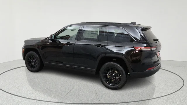 New 2026 Diamond Black Crystal Pearl-Coat Exterior Paint Jeep Laredo Altitude image 5