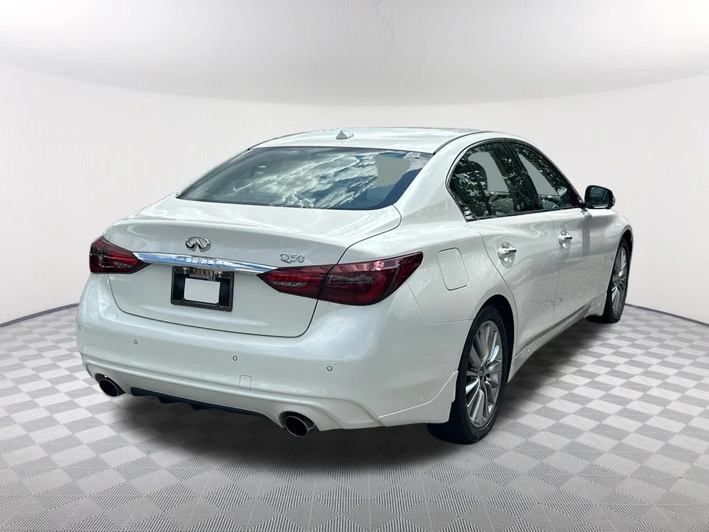 Used 2023 White INFINITI LUXE image 5