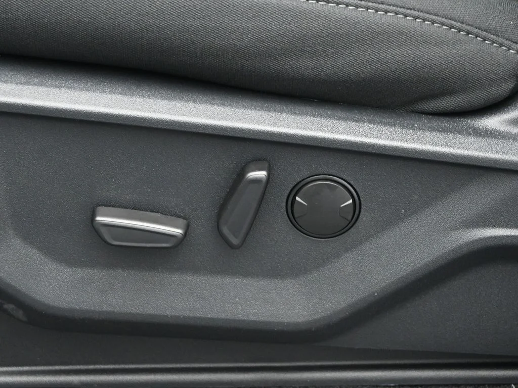 New 2026 Oxford White Ford XLT image 10