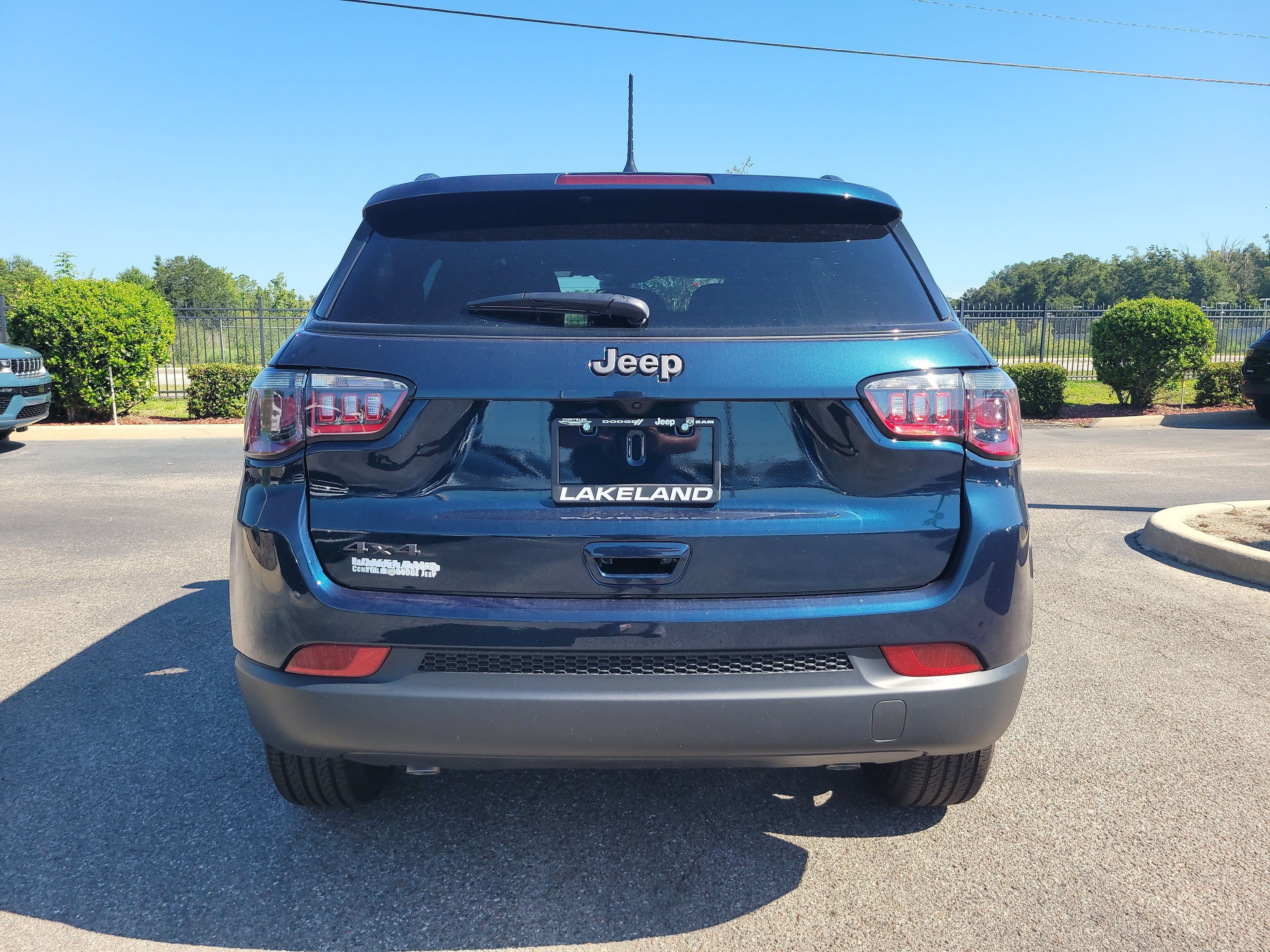New 2026 Fathom Blue Pearl-Coat Exterior Paint Jeep Latitude Altitude image 7