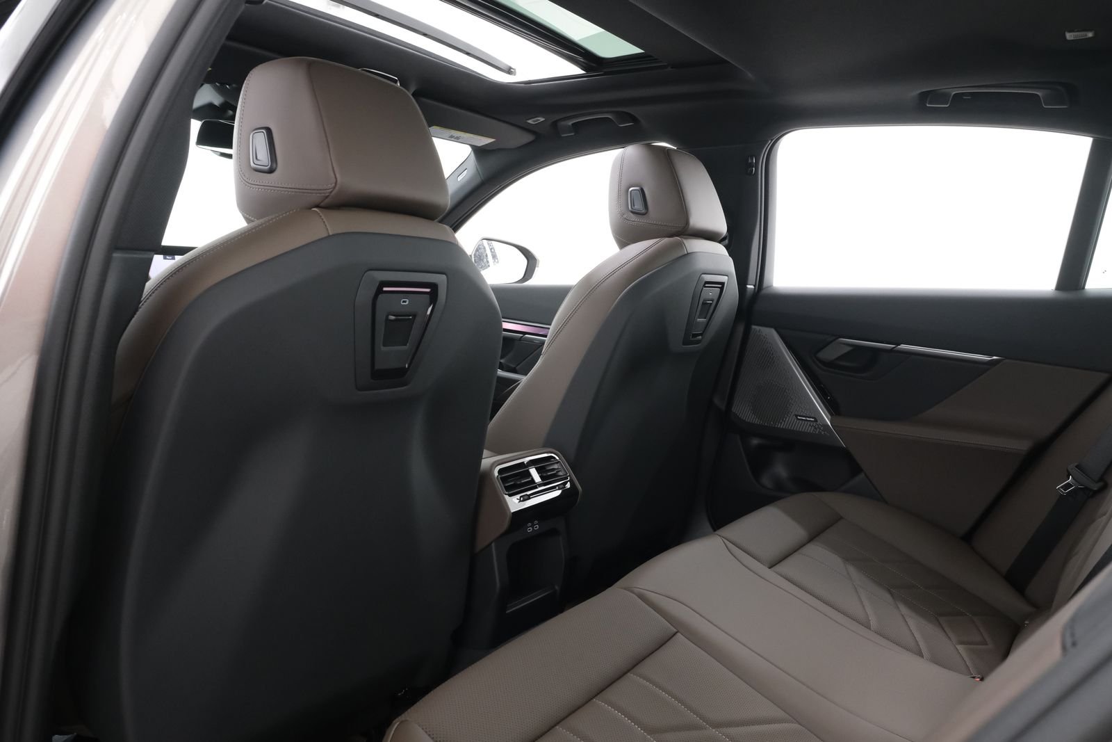 New 2027 Oxide Grey Metallic BMW 530i xDrive image 36