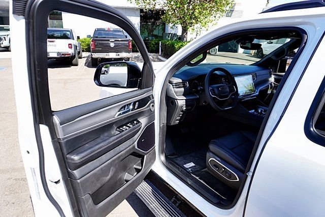 New 2026 Bright White Clear-Coat Exterior Paint Jeep Limited Altitude image 43