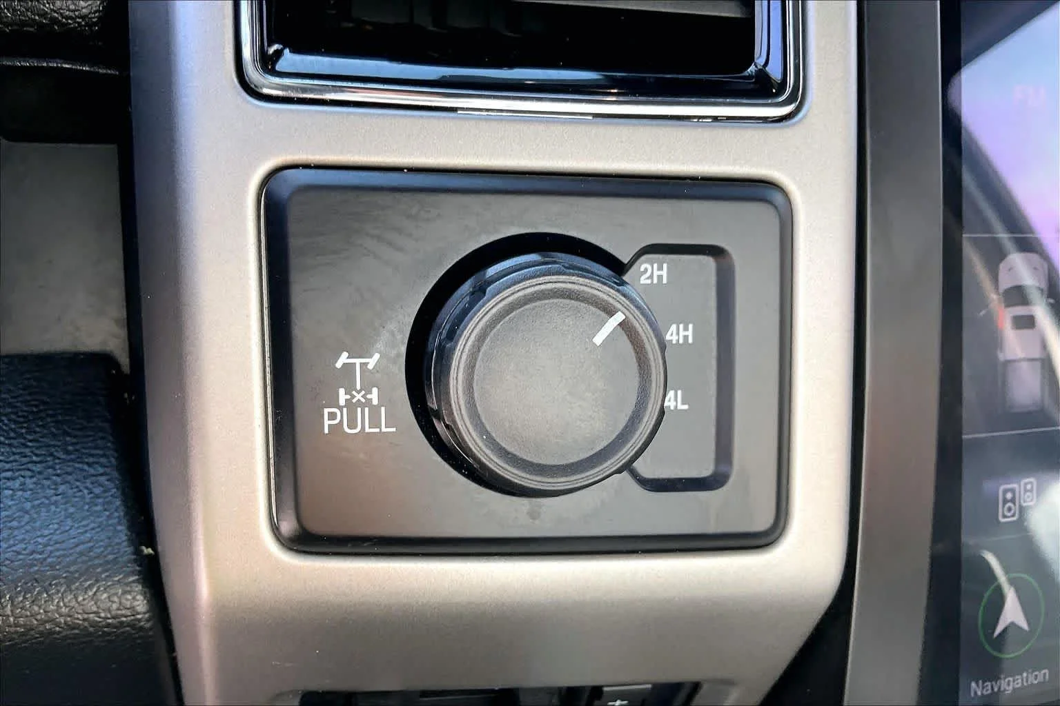 Used 2018 White Platinum Metallic Tri-Coat Ford LARIAT image 31