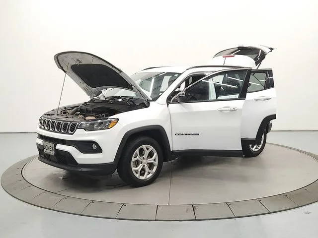 Used 2024 White Jeep Latitude image 12