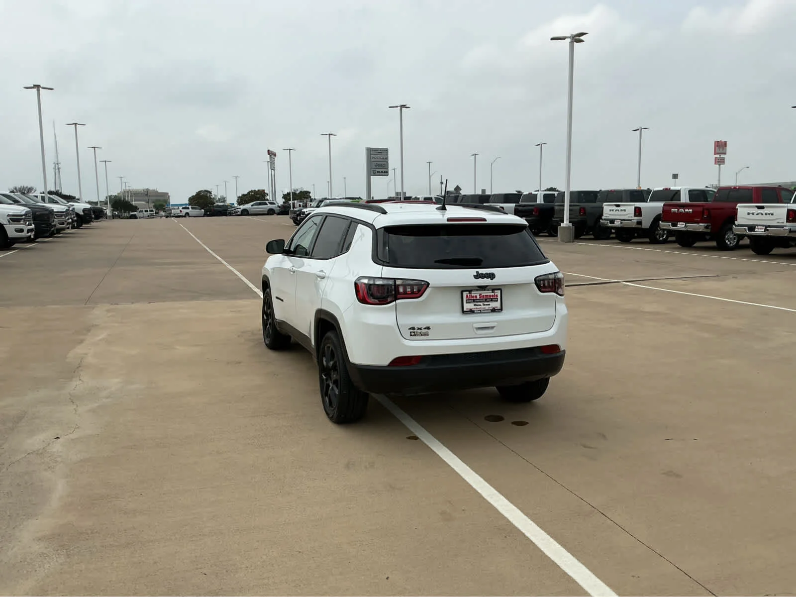 Certified Used 2025 Bright White Clearcoat Jeep Latitude image 9