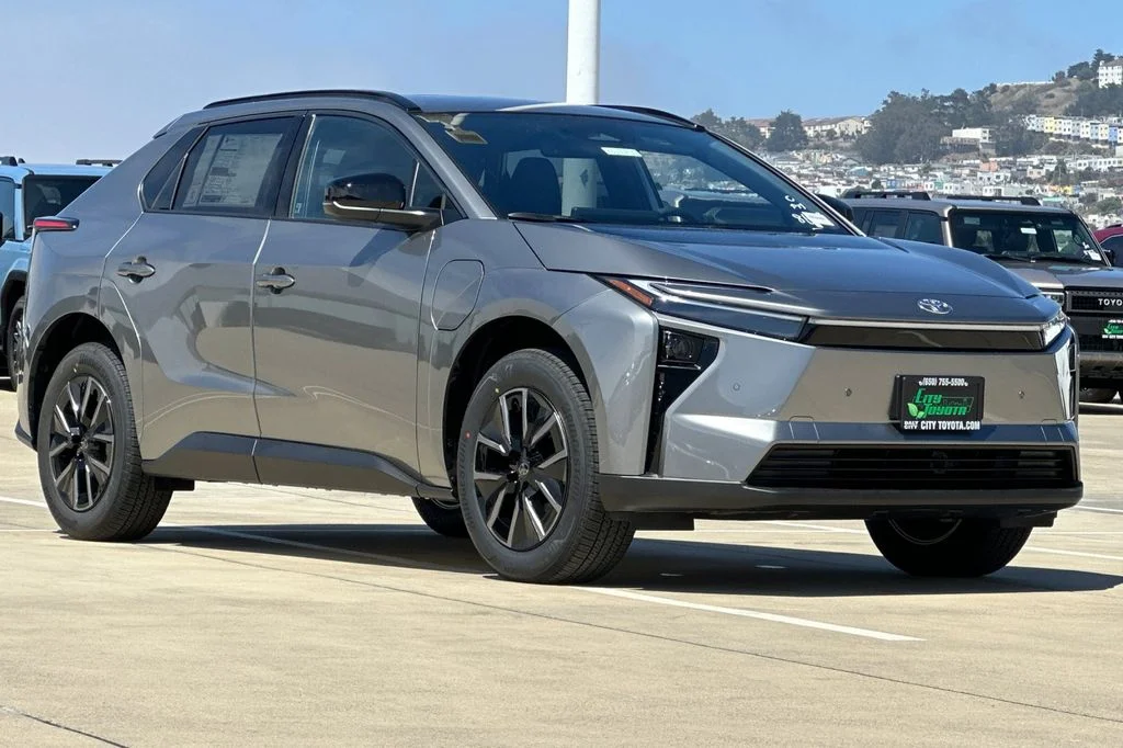 New 2026 Heavy Metal <sup>1</sup> Toyota  XLE image 2