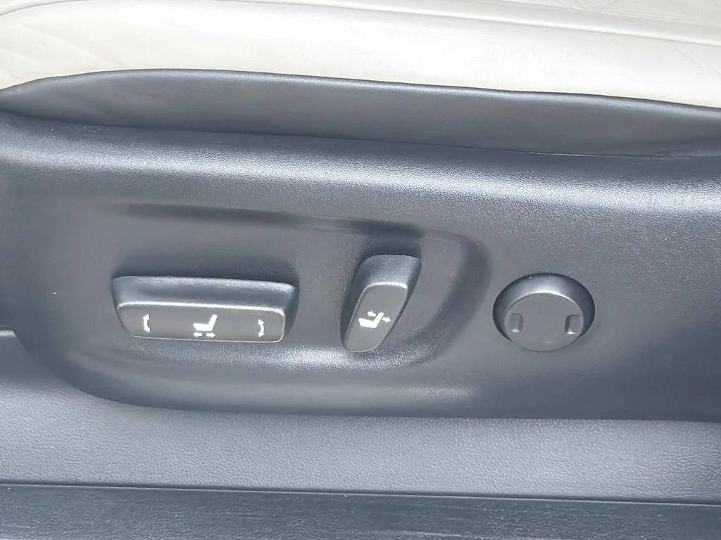 Used 2018 CRYSTAL WHITE Toyota Base image 19