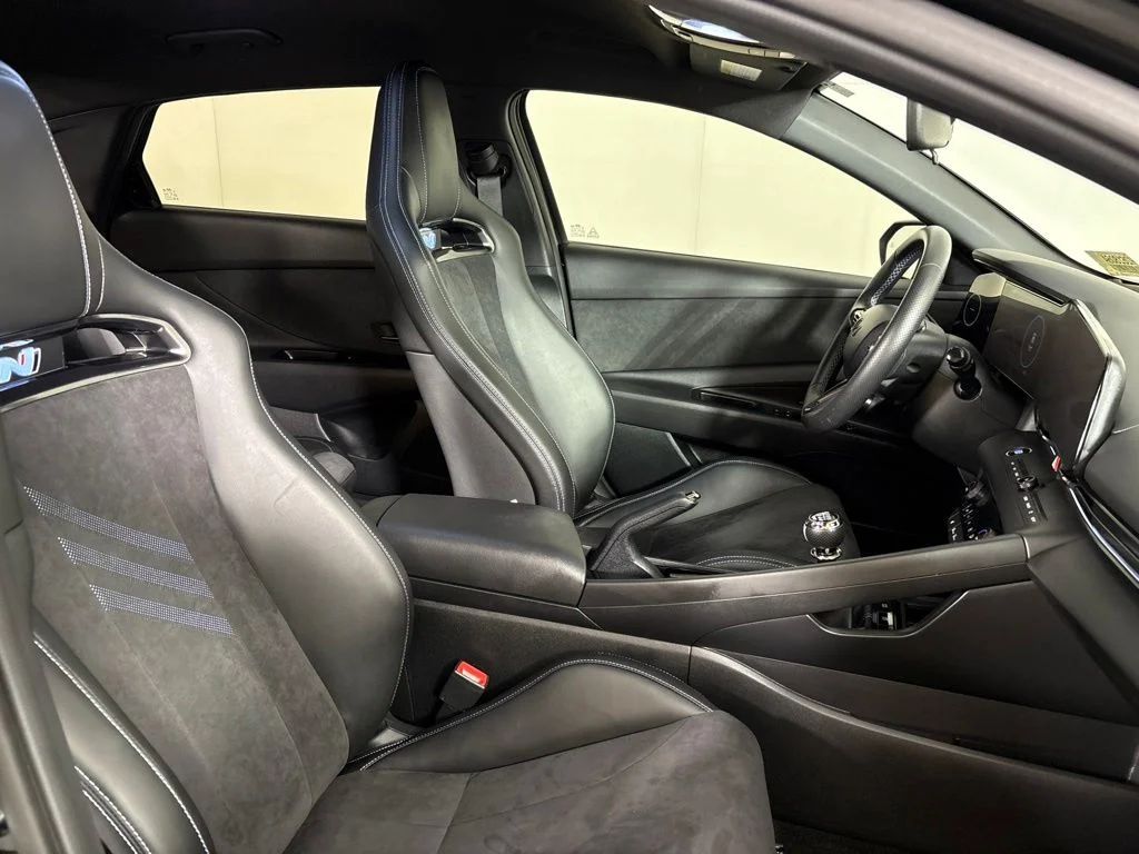 Used 2025 Black Hyundai Base image 19