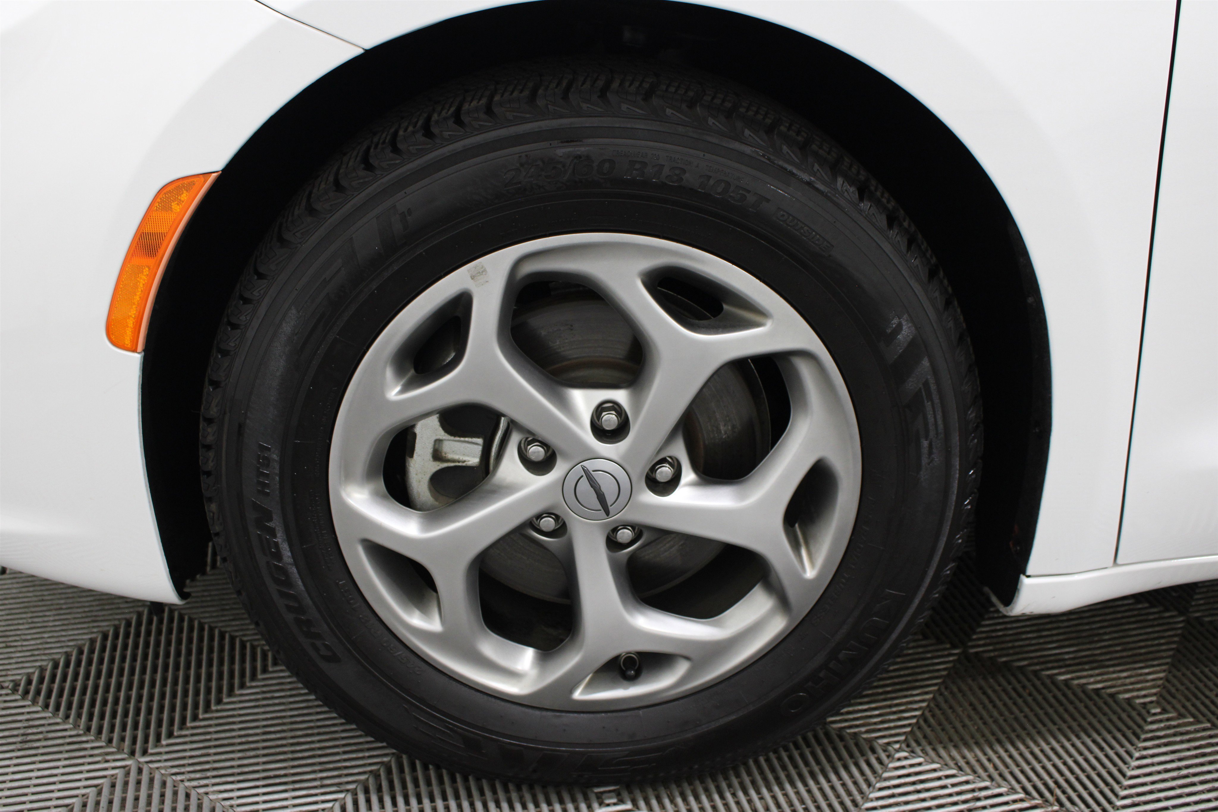 Used 2023 Bright White Clearcoat Chrysler Limited image 38