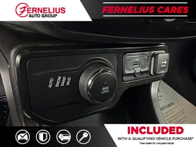 Used 2023 White Jeep Latitude image 33
