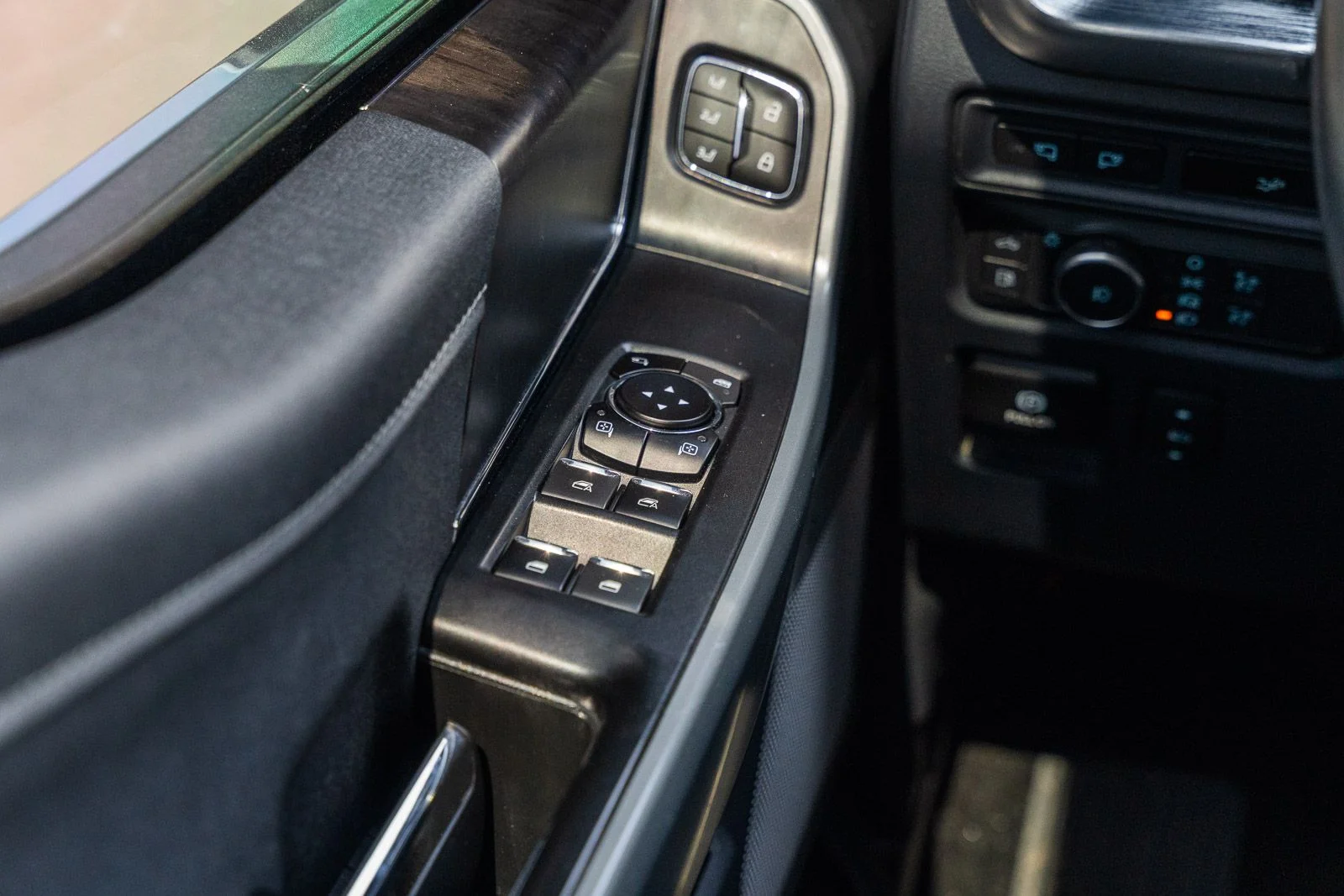 Used 2023 Silver Ford Lariat image 27