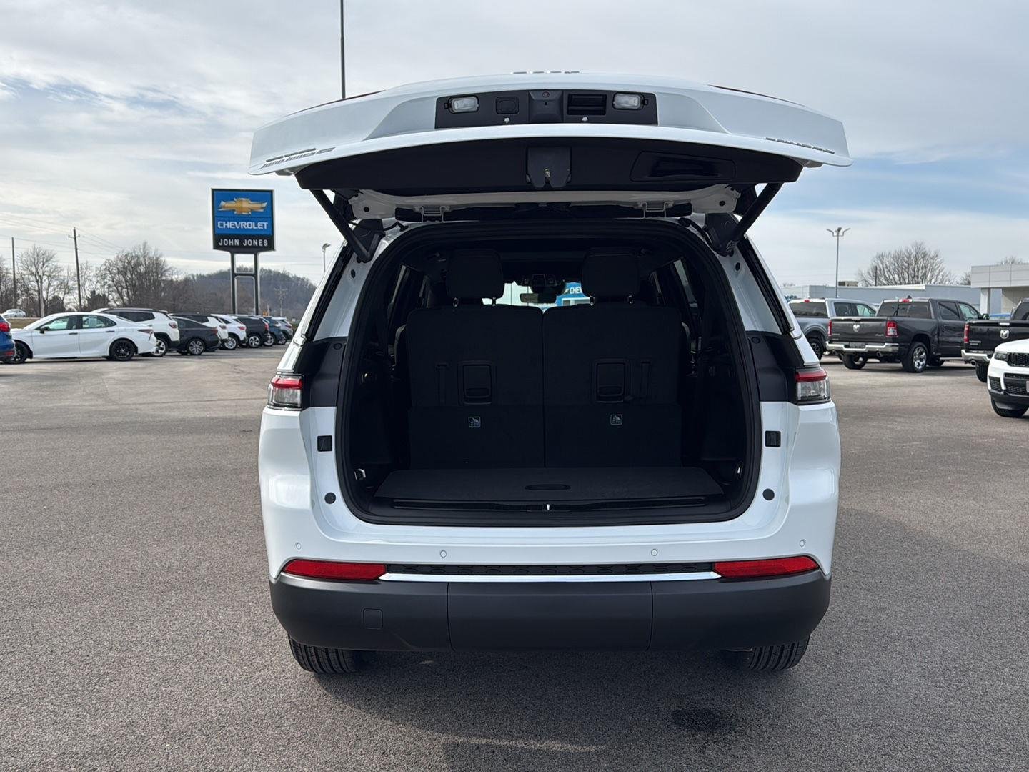 New 2026 Bright White Clear-Coat Exterior Paint Jeep Laredo X image 17