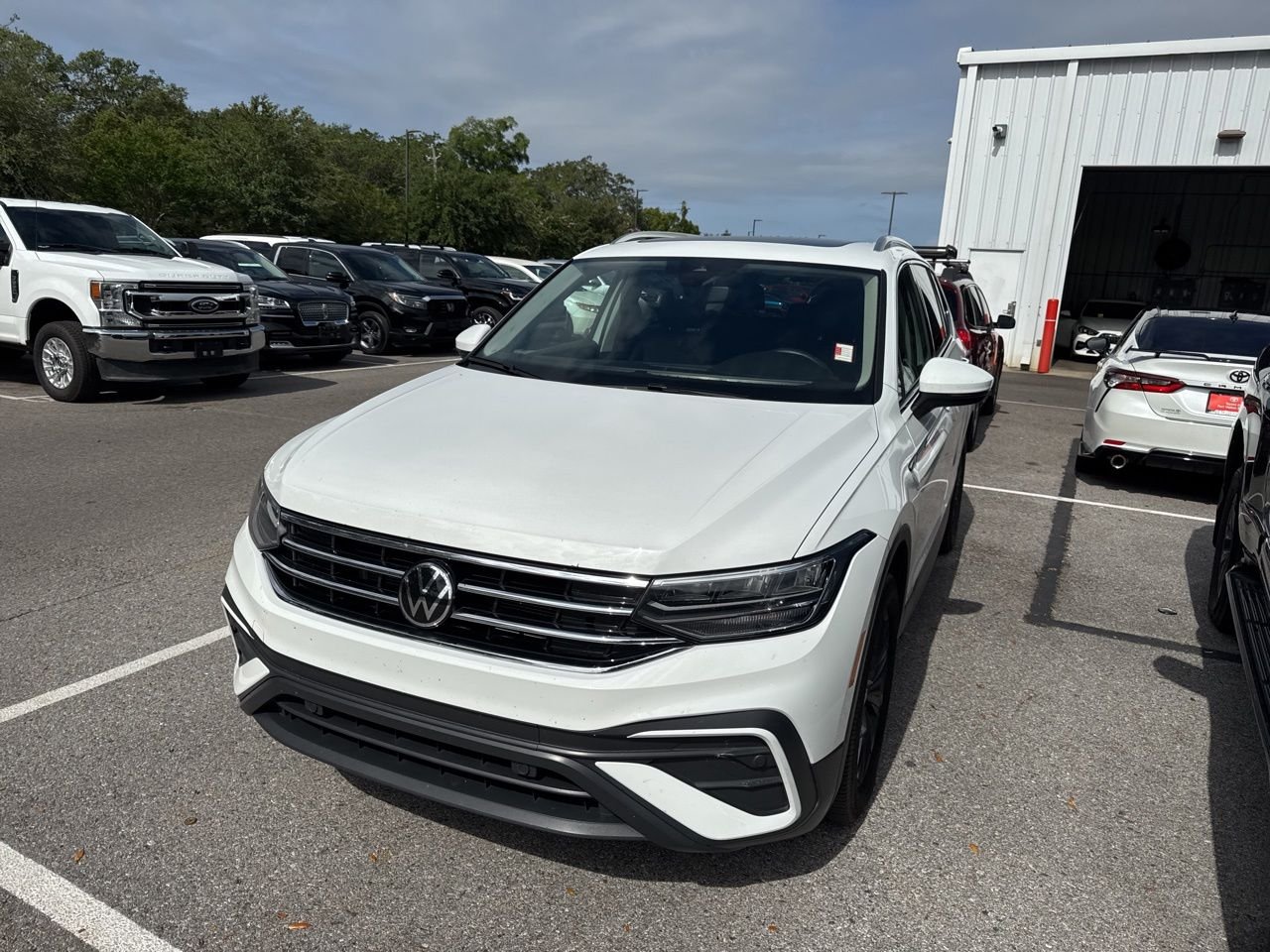2024 Volkswagen Tiguan 2.0T SE 4Motion's photo