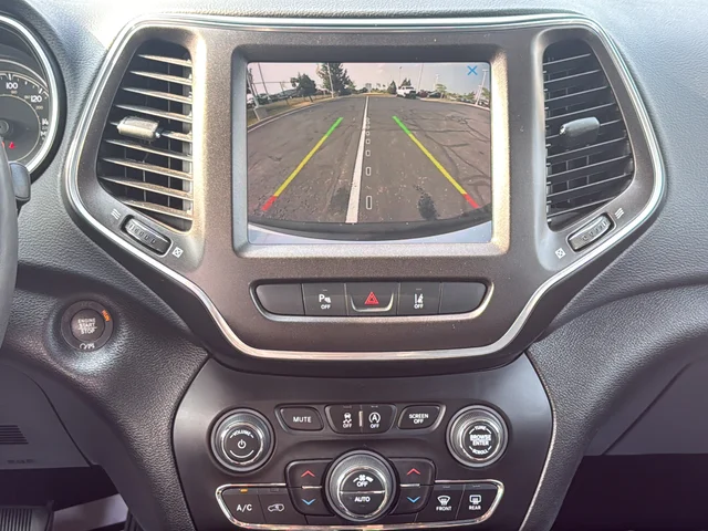 Used 2021 White Jeep Trailhawk image 10