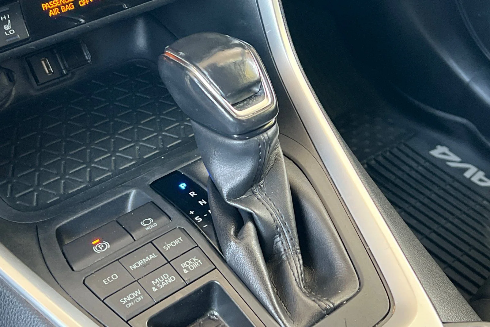 Used 2020 Gray Toyota XLE Premium image 21