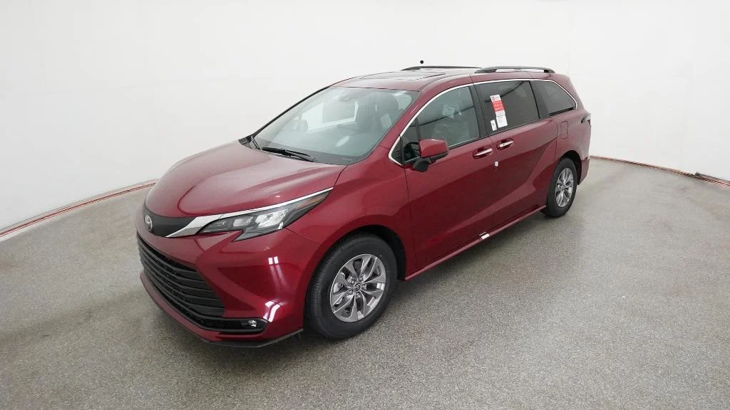 2026 Toyota Sienna XLE 8-Passenger Hybrid FWD's photo