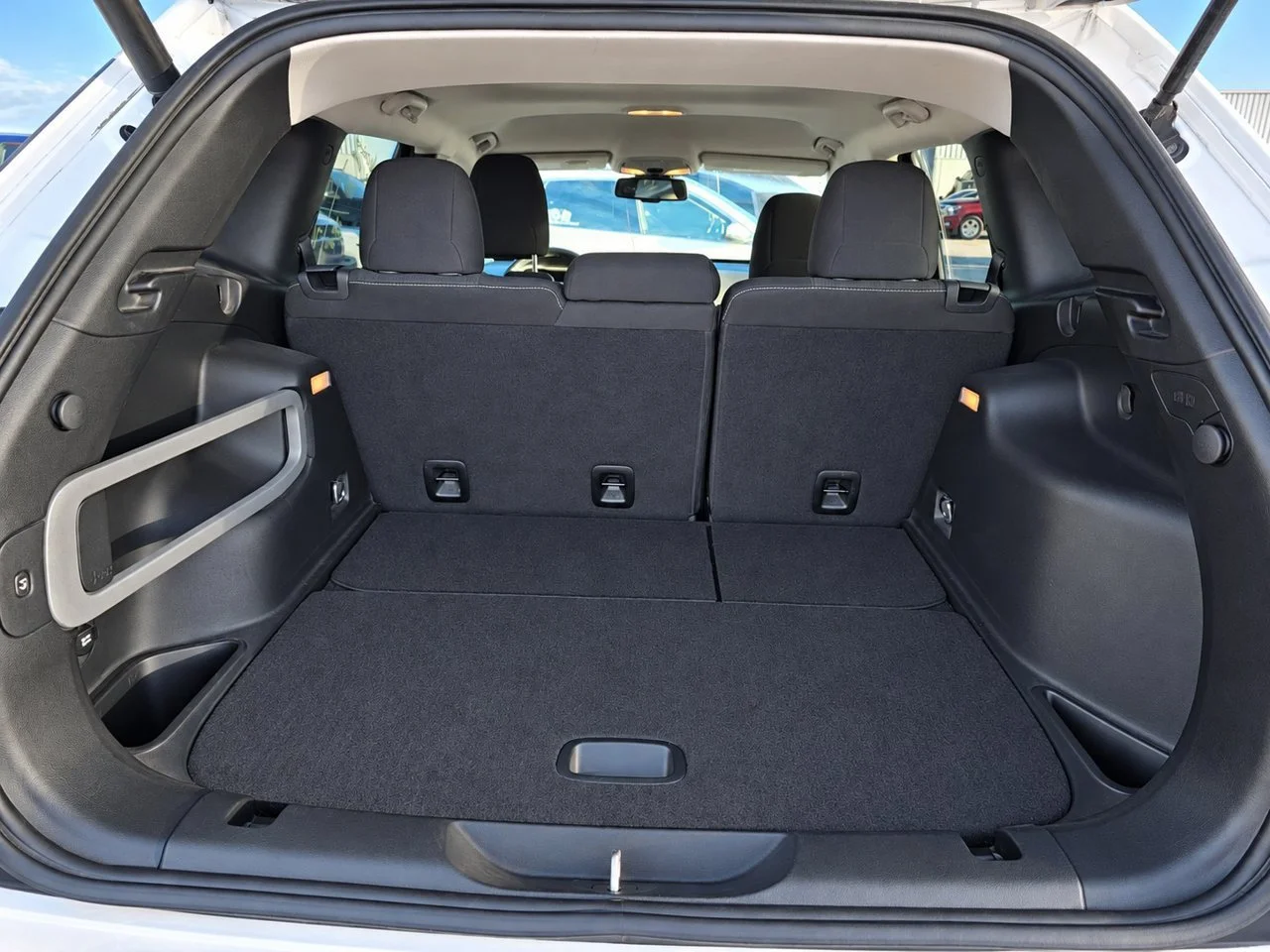 Used 2016 Bright White Jeep Latitude FWD image 27