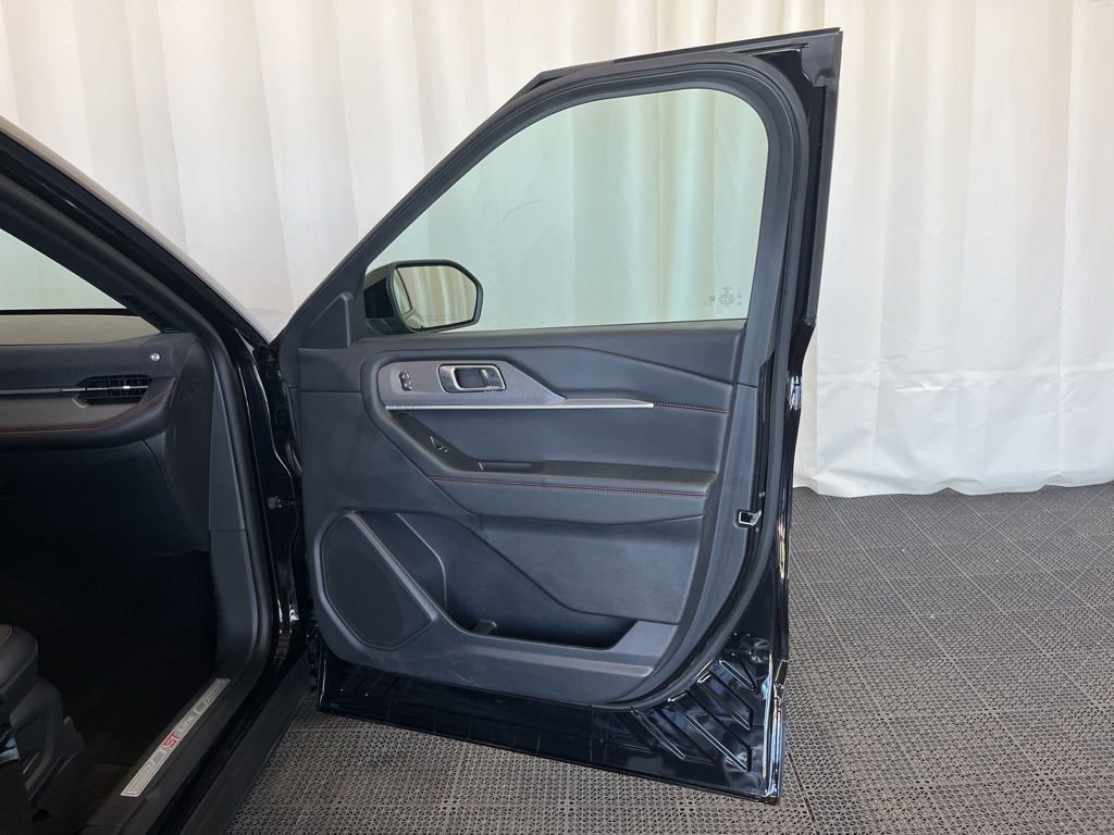 Used 2025 Agate Black Metallic Ford ST-Line image 18