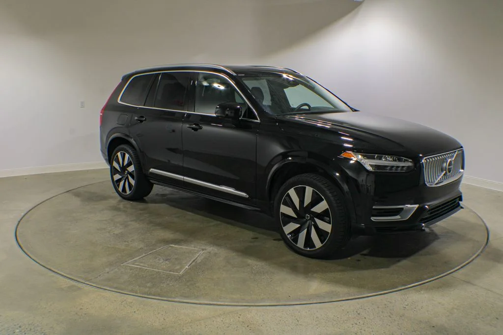 Certified Used 2025 Onyx Black Metallic Volvo T8 Plus image 7