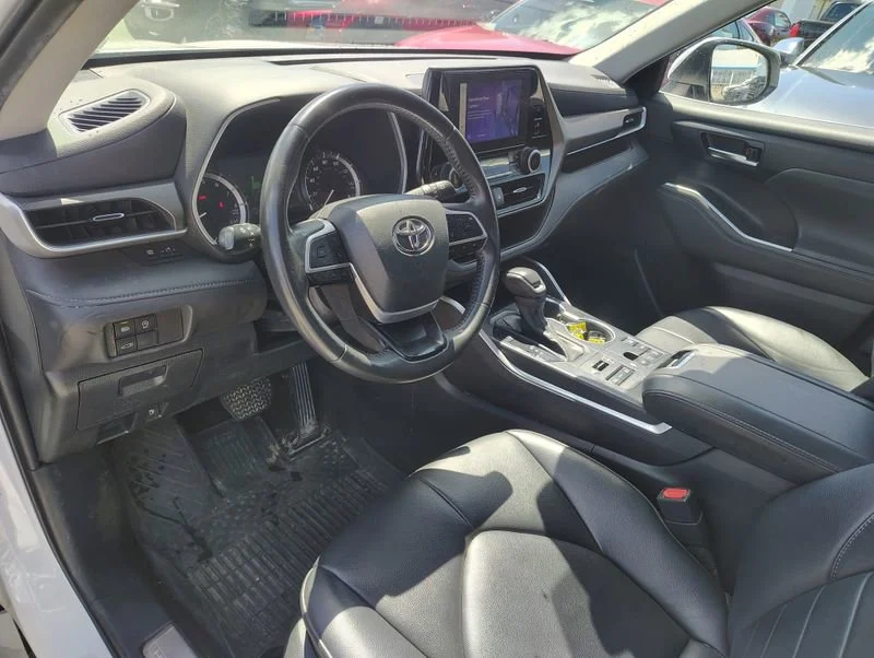 Used 2023 Off-white Toyota XLE image 10