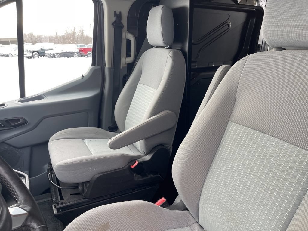 Used 2016  Ford BASE image 16