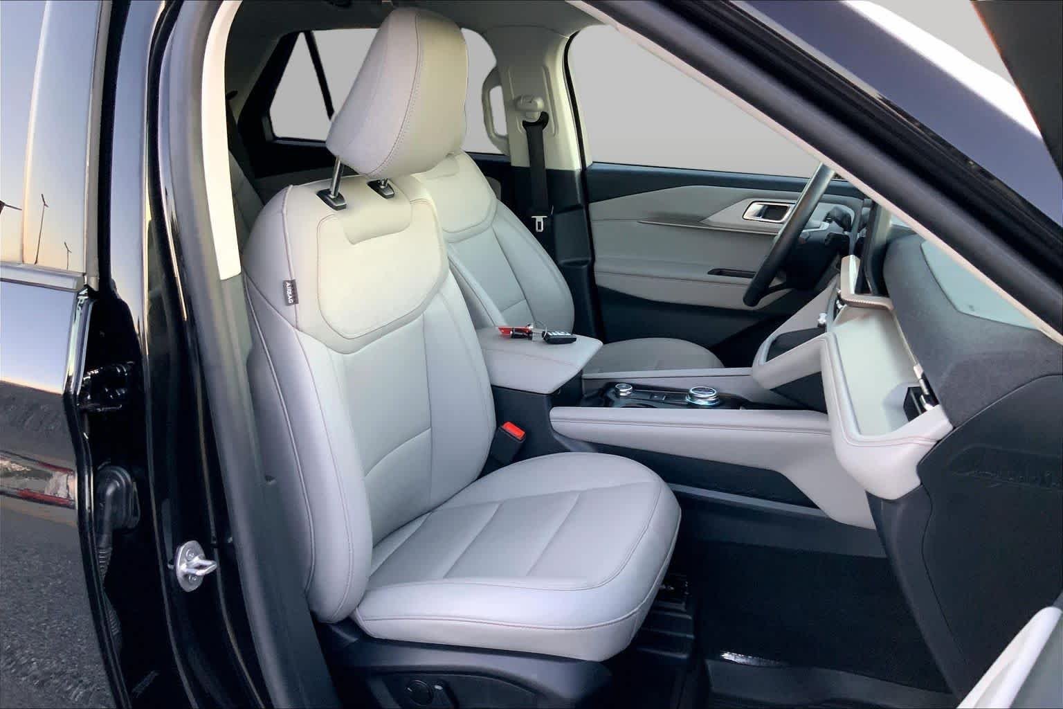 Used 2025 Agate Black Metallic Ford Active image 9