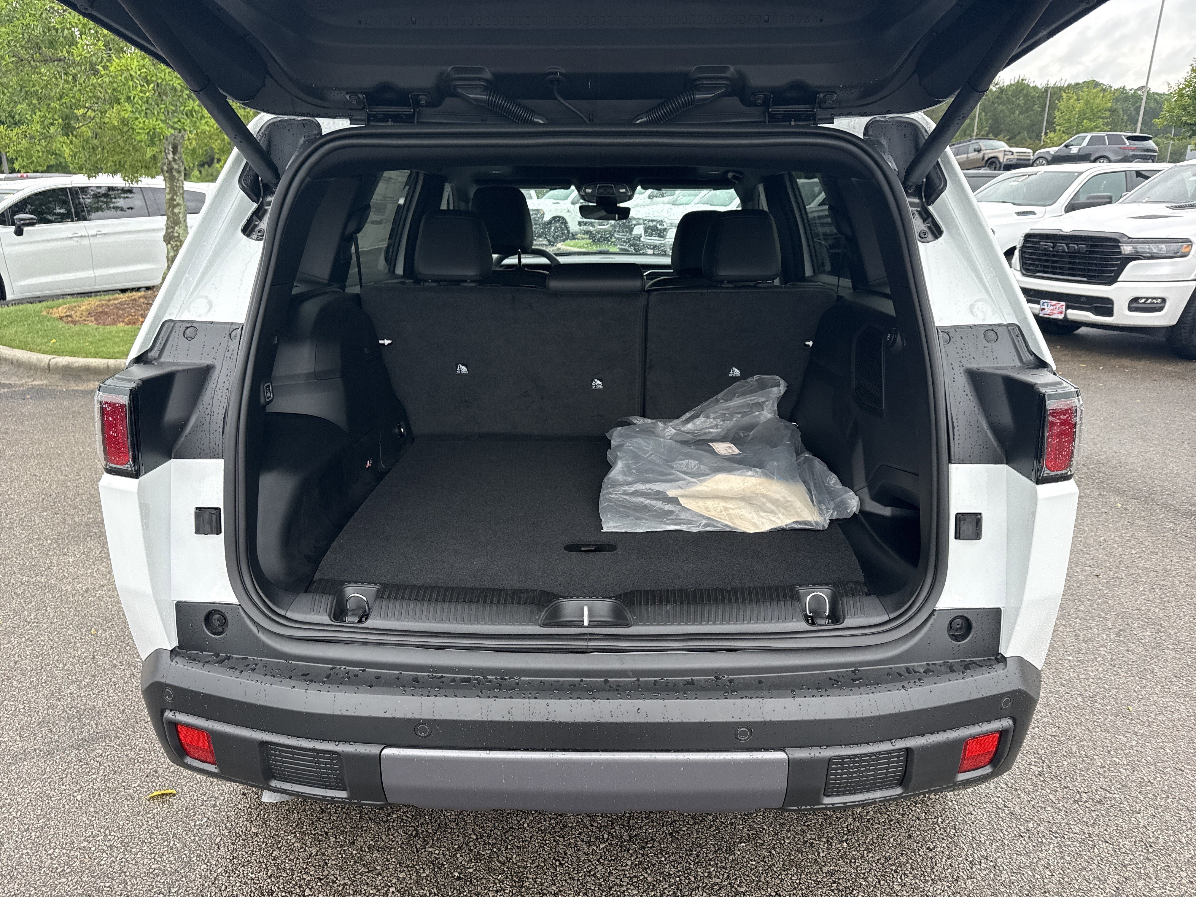 New 2026 Bright White Clear-Coat Exterior Paint Jeep Overland image 20