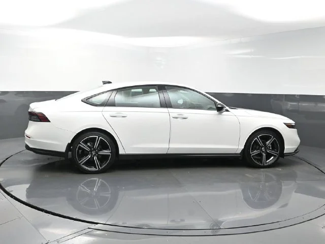 Used 2026 White Honda SE image 8
