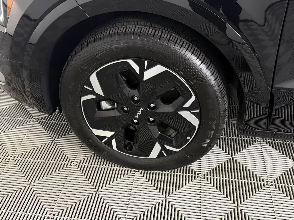Used 2025 Black Kia Wind image 19
