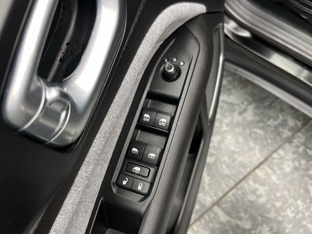 Used 2022 Diamond Black Crystal Pearlcoat Jeep Latitude Lux image 7