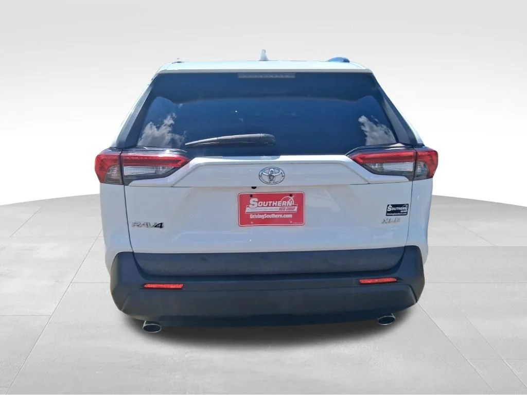 Used 2020 White Toyota XLE image 4