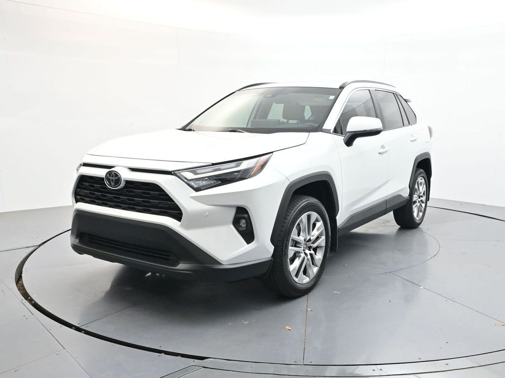 Used 2025 Beige Toyota XLE Premium image 3