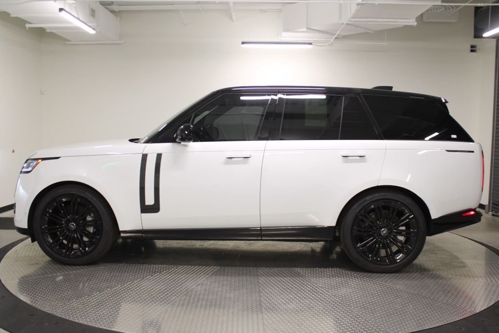 Used 2025 White Land Rover SE image 2