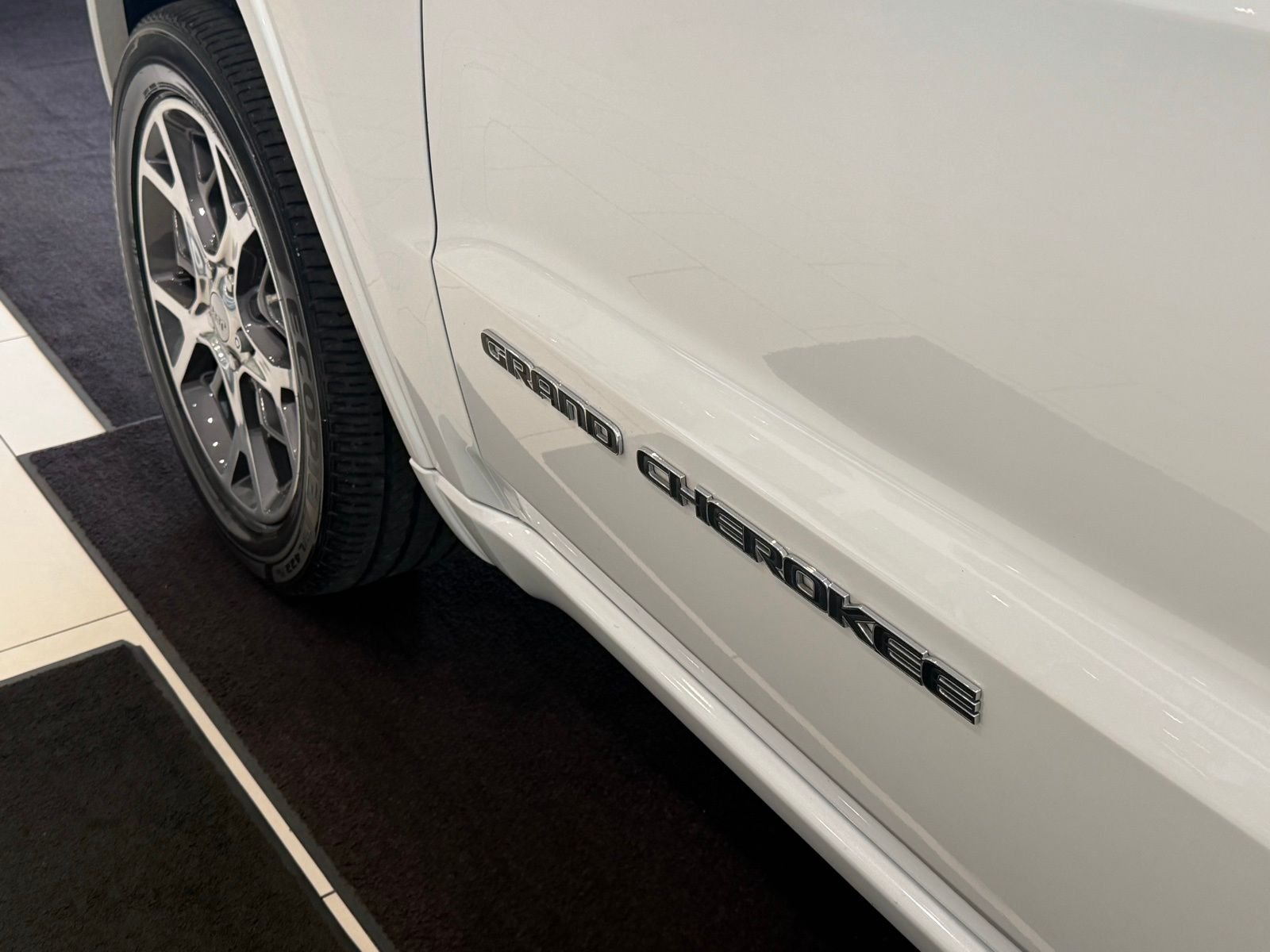 Used 2020 Off-white Jeep Overland image 31