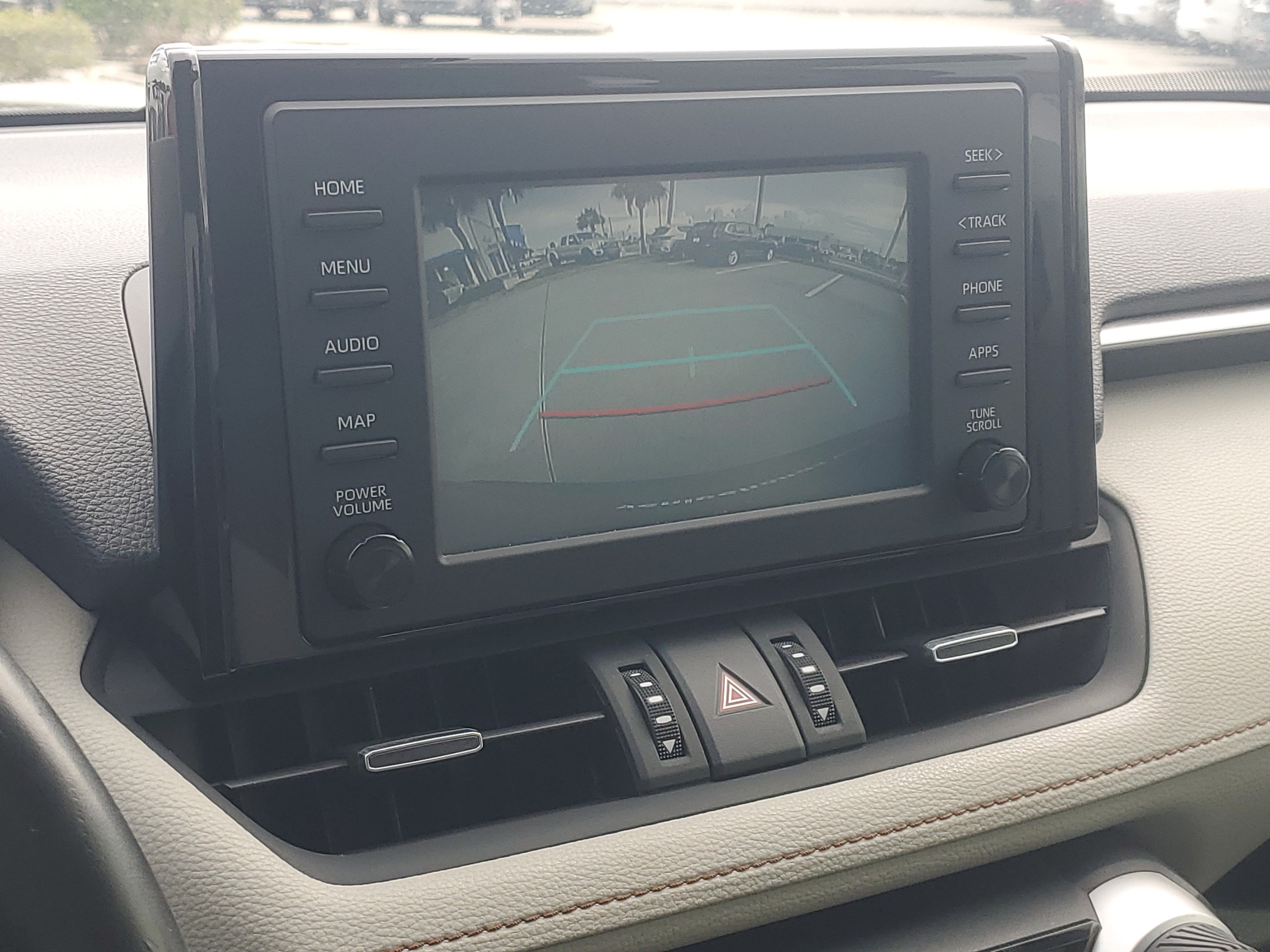 Used 2019 Pearl Toyota XLE Premium image 29