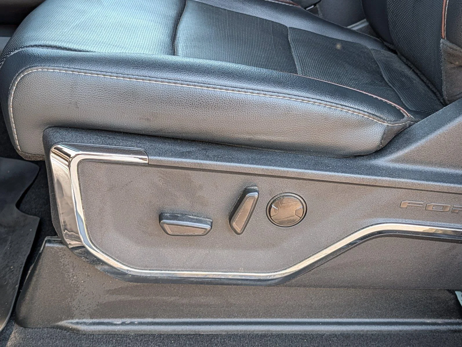 Used 2024 Carbonized Gray Ford Lariat image 12
