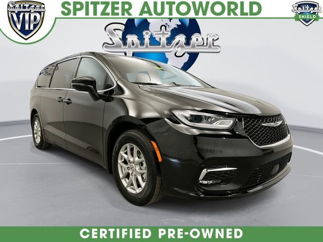 2025 Chrysler Pacifica Select's photo