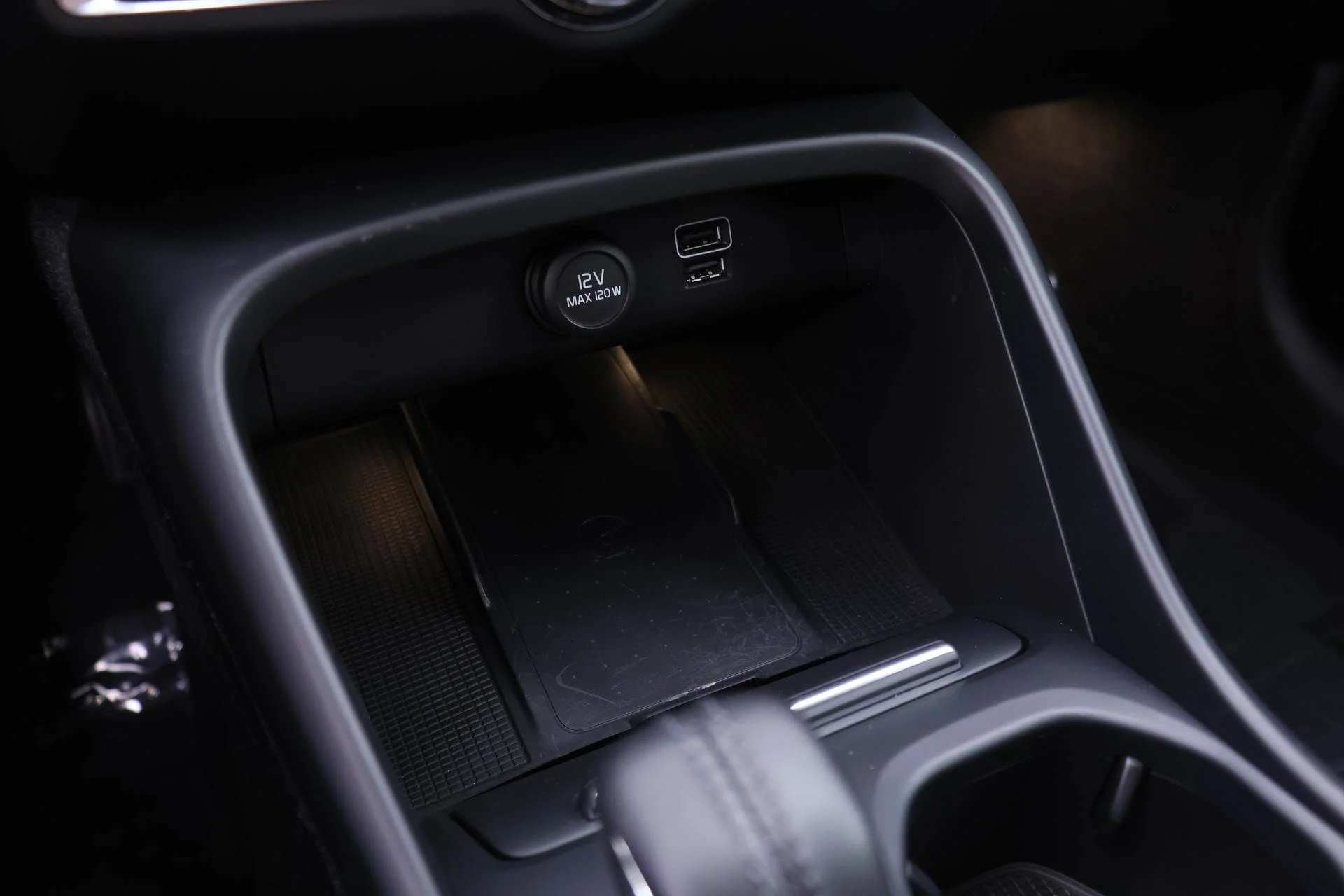Used 2019 White Volvo Momentum image 12