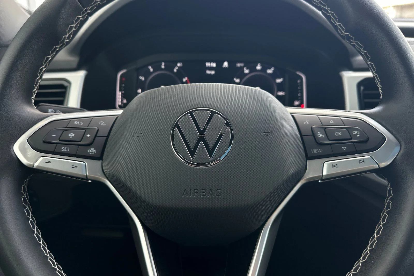 Used 2023 Gray Volkswagen 3.6L V6 SE w/Technology image 23
