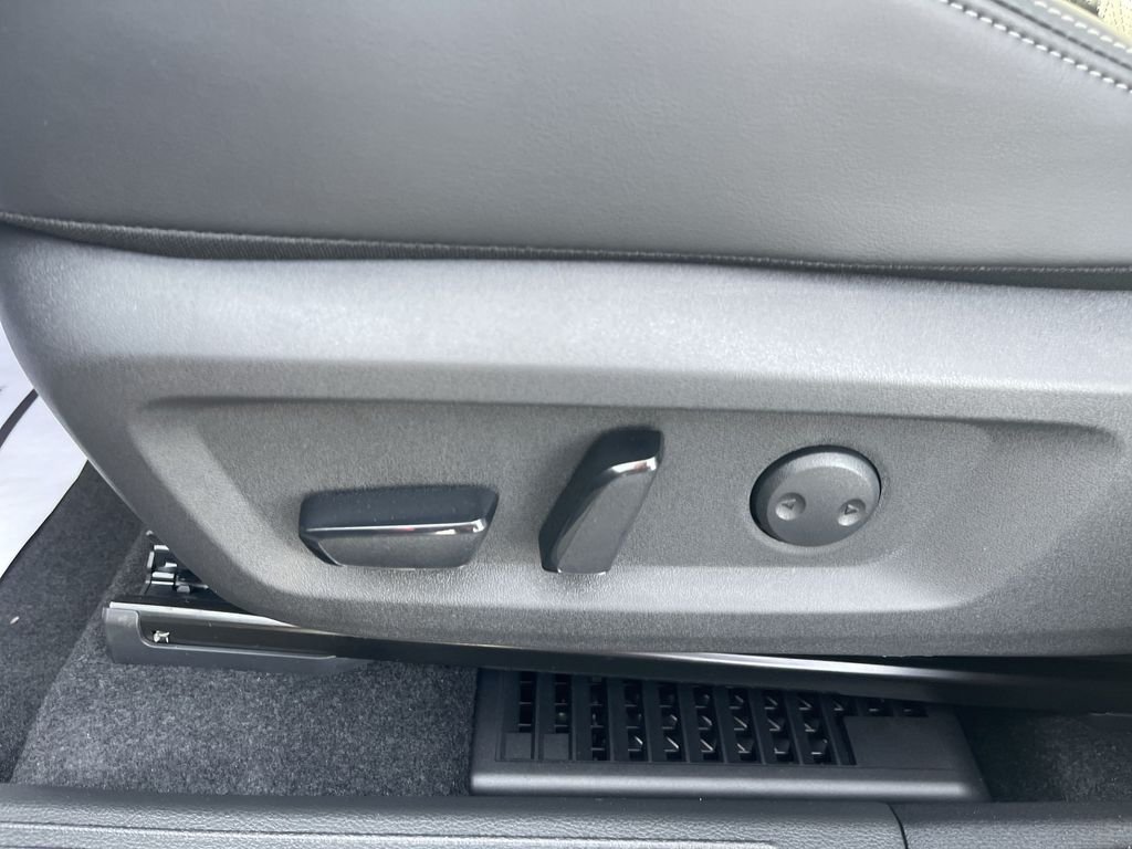 New 2026 Boulder Gray Pearl / Super Black Two-tone Nissan Platinum image 12