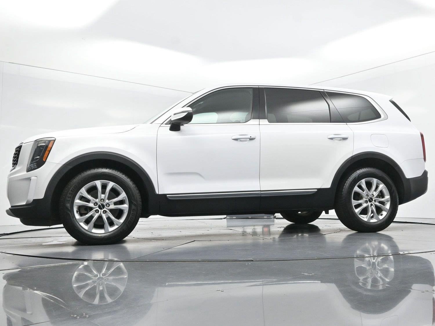 Used 2022 Glacial White Pearl Kia LX image 43