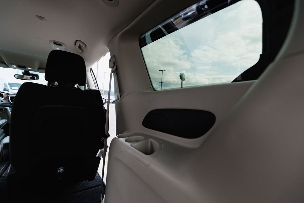 2023 Chrysler Voyager LX - Photo 11