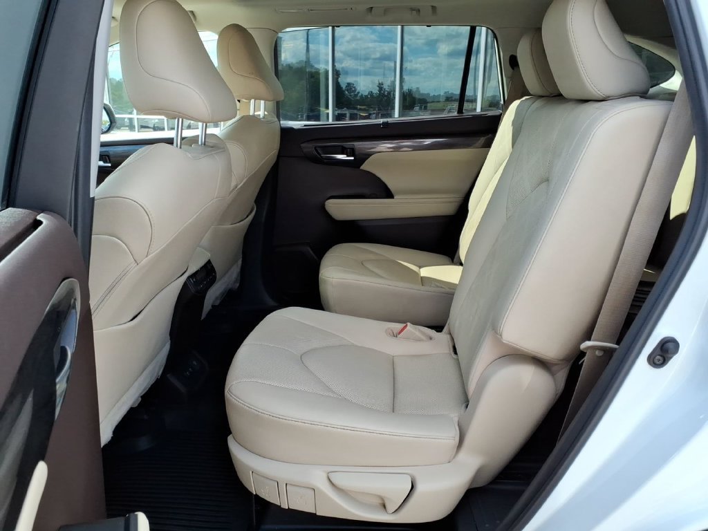 Used 2020 Blizzard Pearl Toyota Platinum image 4