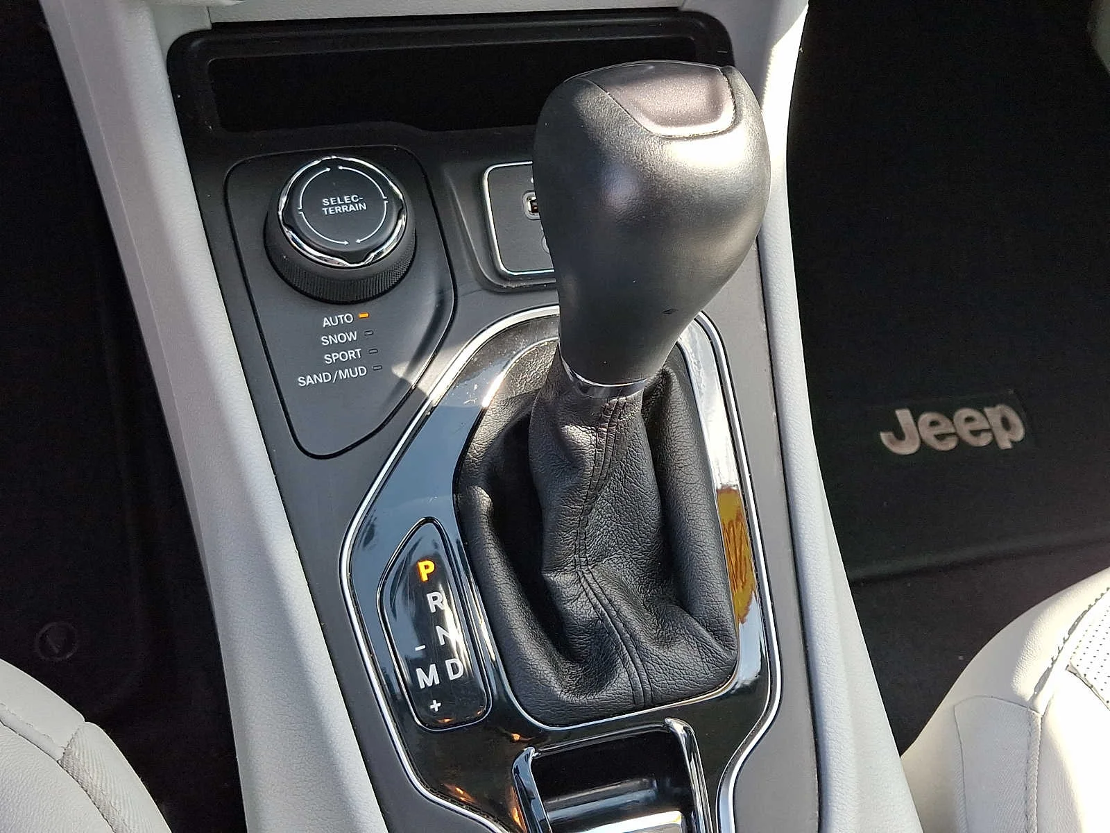 Used 2019 Granite Crystal Clearcoat Metallic Jeep Limited image 15