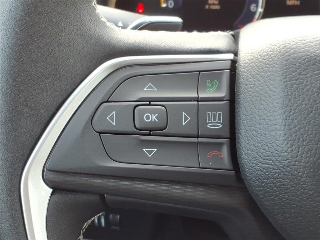 Used 2025 Diamond Black Crystal Pearlcoat Jeep Laredo image 13